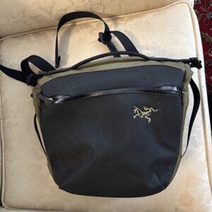 Arc'teryx Arro 8 Shoulder Bag, black and khaki